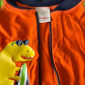 Hanna andersson baby boysize 80 (18-24) zip up onsie with matching hat.  Orange.